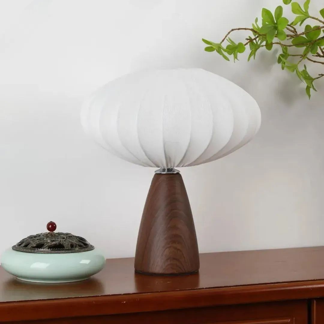 Luminária de mesa nórdica Solari Tonzi vista frontal mostrando silhueta escandinava