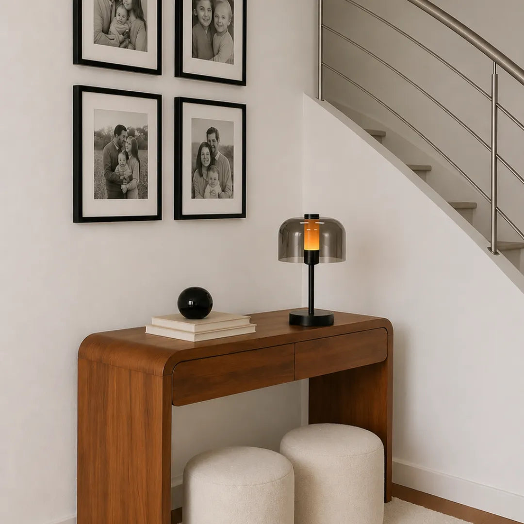 Luminária de mesa recarregável Abóbora Tonzi compondo escrivaninha minimalista com livros