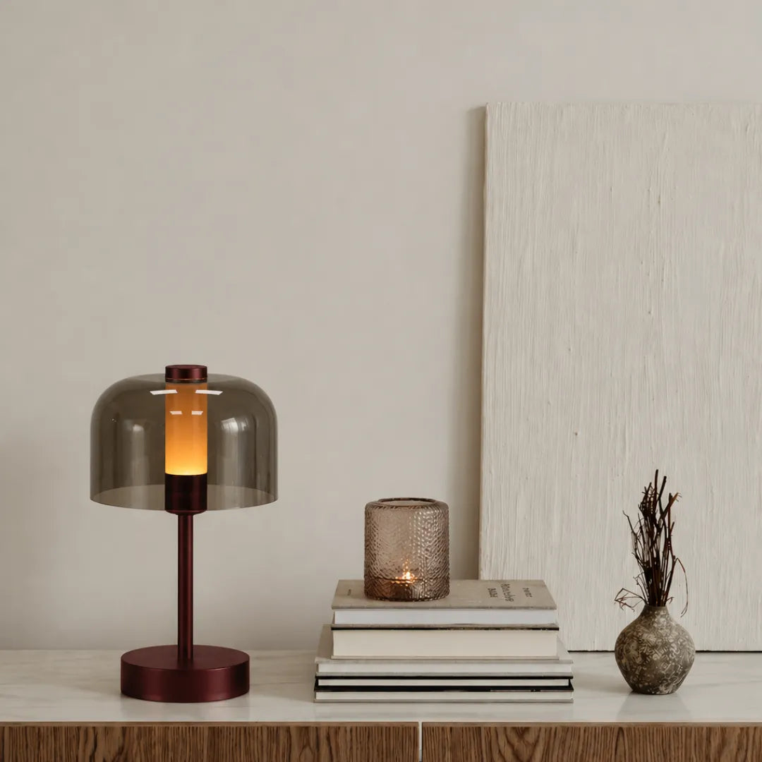 Luminária de mesa recarregável Abóbora Tonzi em sala de leitura com poltrona de couro