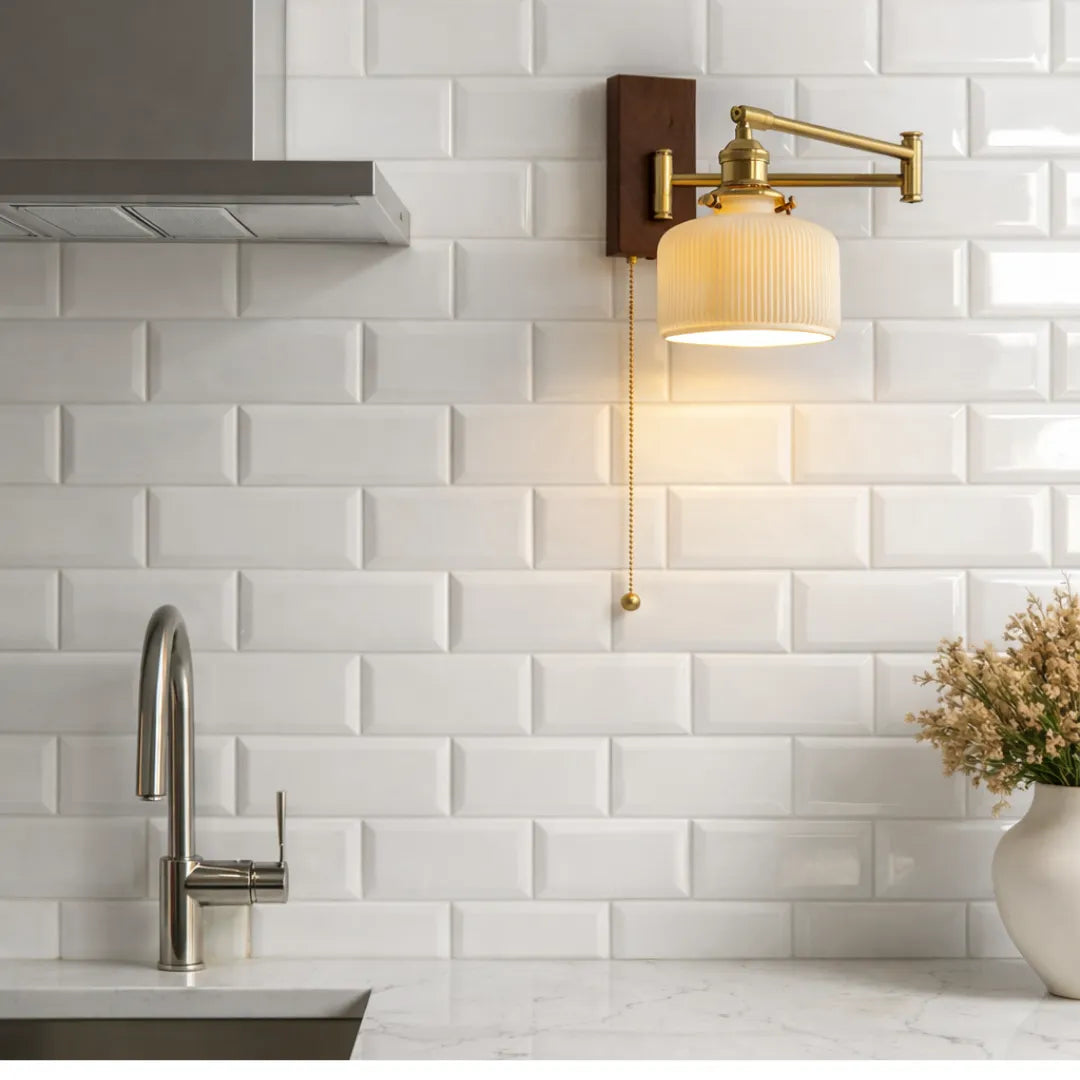 Arandela Eiden acesa em parede de azulejos brancos subway em cozinha moderna com pia de inox e vaso decorativo — Luminária de parede madeira LED braço giratório Eiden — Tonzi