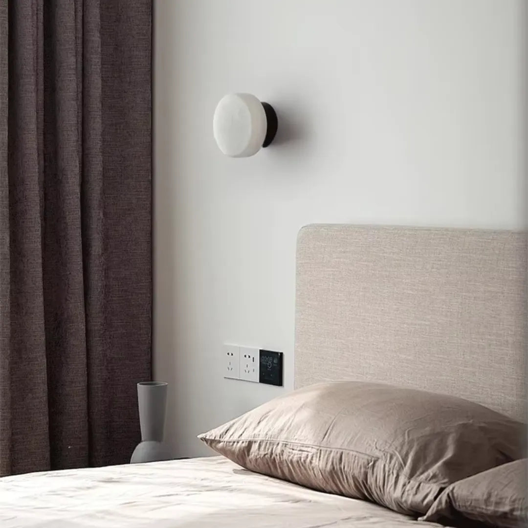 Arandela Altea em quarto Warm Minimalism — Arandela Altea Mármore — Tonzi