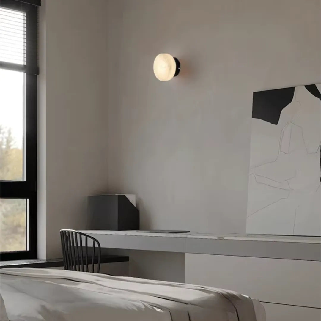 Detalhe da iluminação suave do mármore — Arandela Altea Mármore — Tonzi