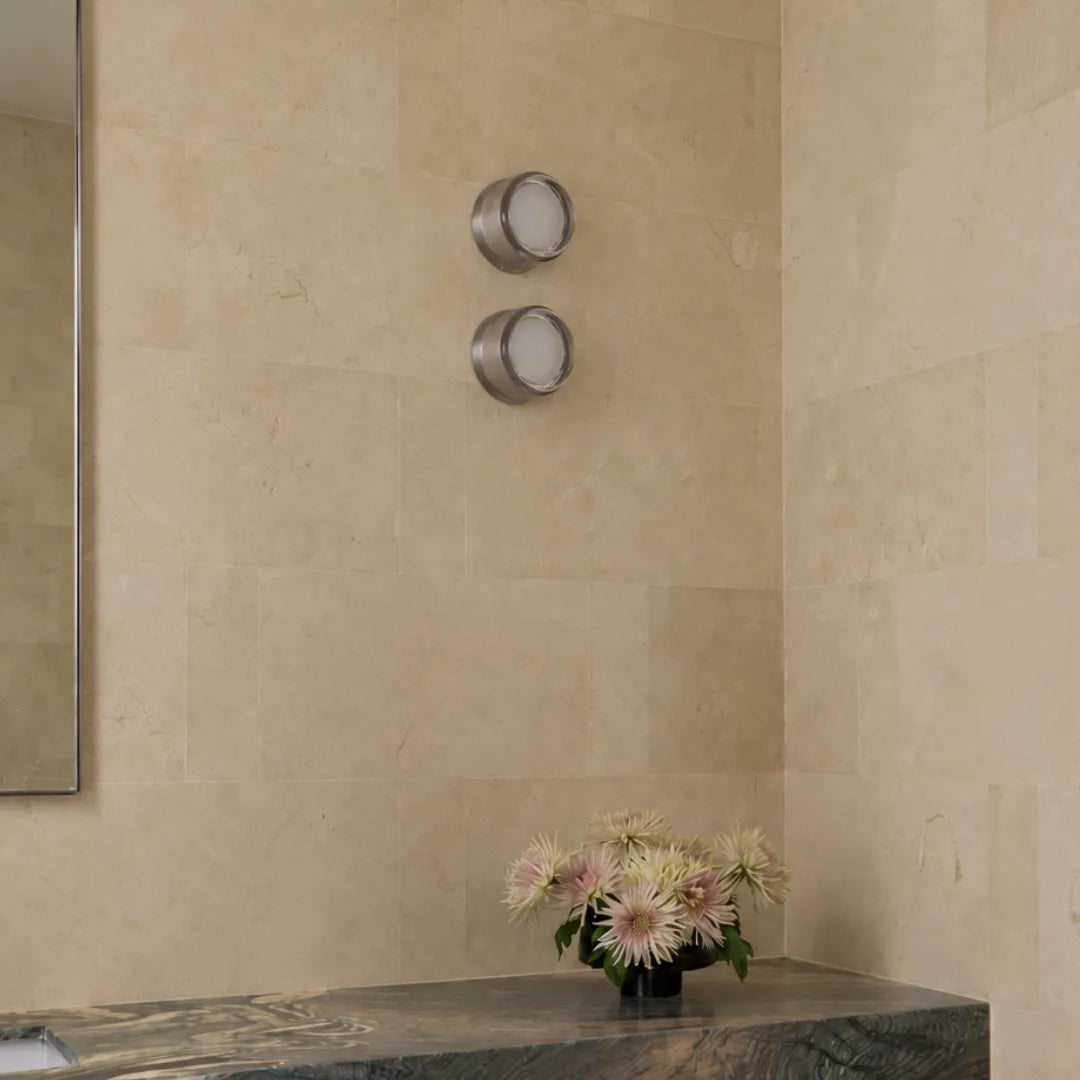Arandela Opal branca com iluminação quente de 3000K — Luminária Opal — Tonzi