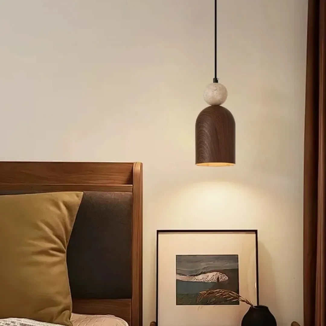 Pendente em pedra natural aceso em quarto Organic Modern — Tonzi