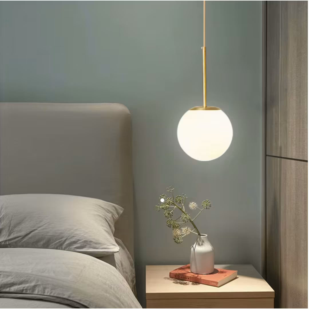 Pendente bola de vidro branca em sala minimalista com LED quente — Pendente Bola de Vidro Branca — Tonzi