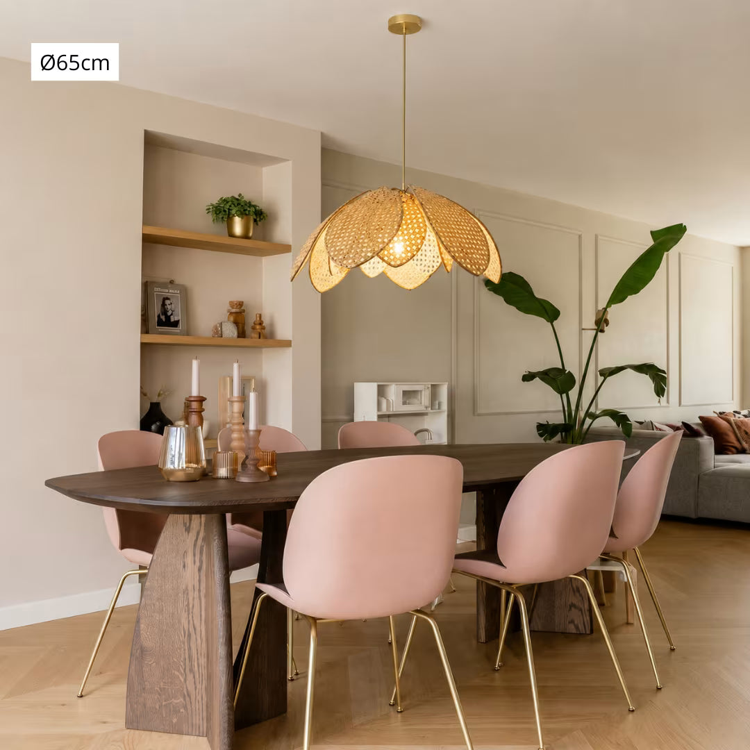 Pendente em rattan natural em ambiente Organic Modern com luz quente difusa — Luminária Pendente de Fibra Natural em Rattan — Tonzi