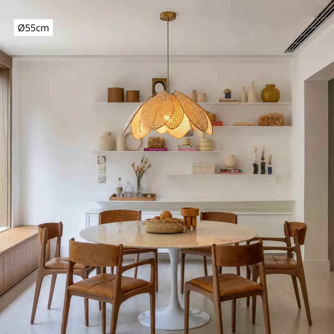 Pendente em rattan natural com cúpula trançada à mão em ambientação residencial sofisticada — Luminária Pendente de Fibra Natural em Rattan — Tonzi