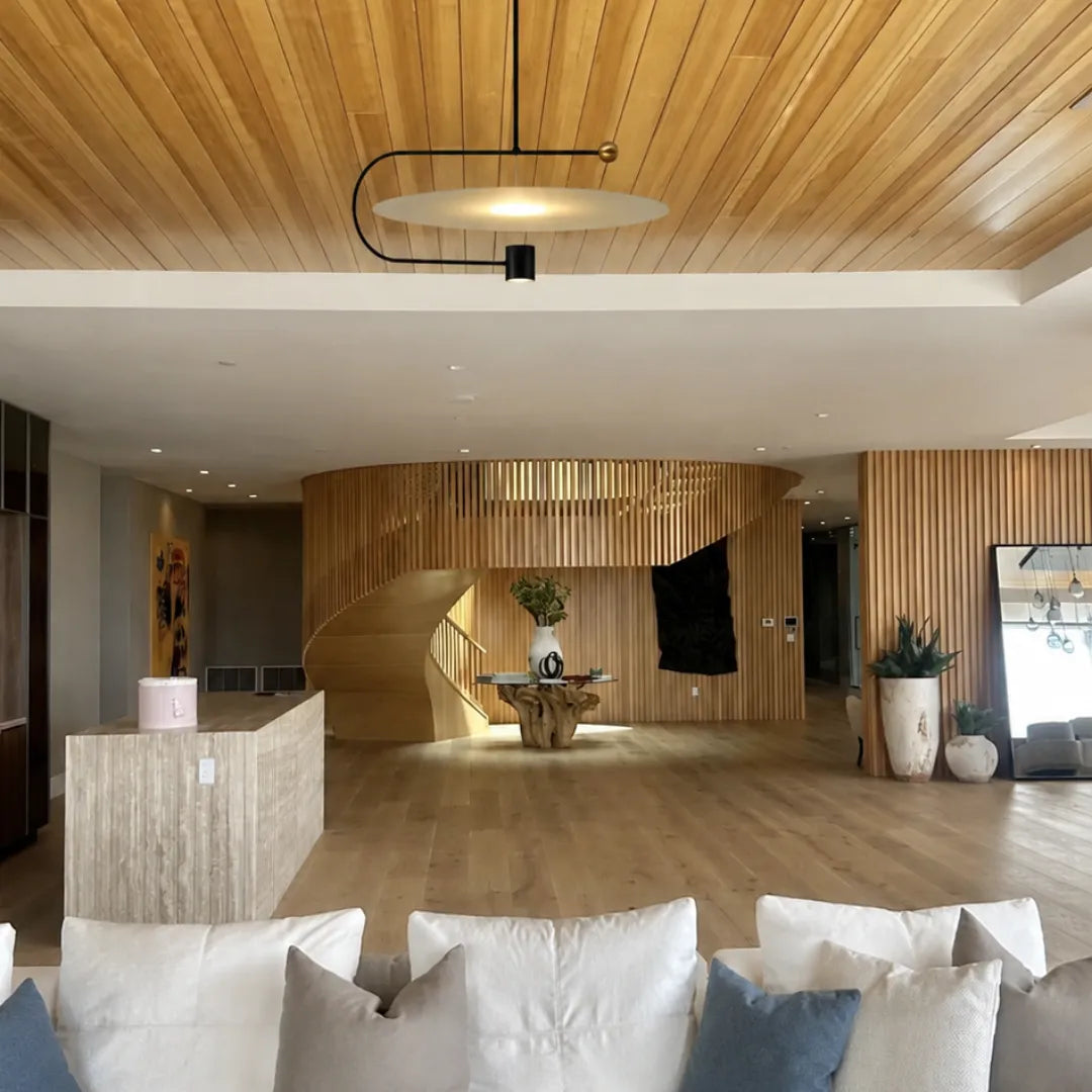 Pendente disco preto instalado em teto de madeira ripada em sala de estar ampla com escada curva — Luminária Pendente Disco Metal LED Minimalista Eclipse — Tonzi