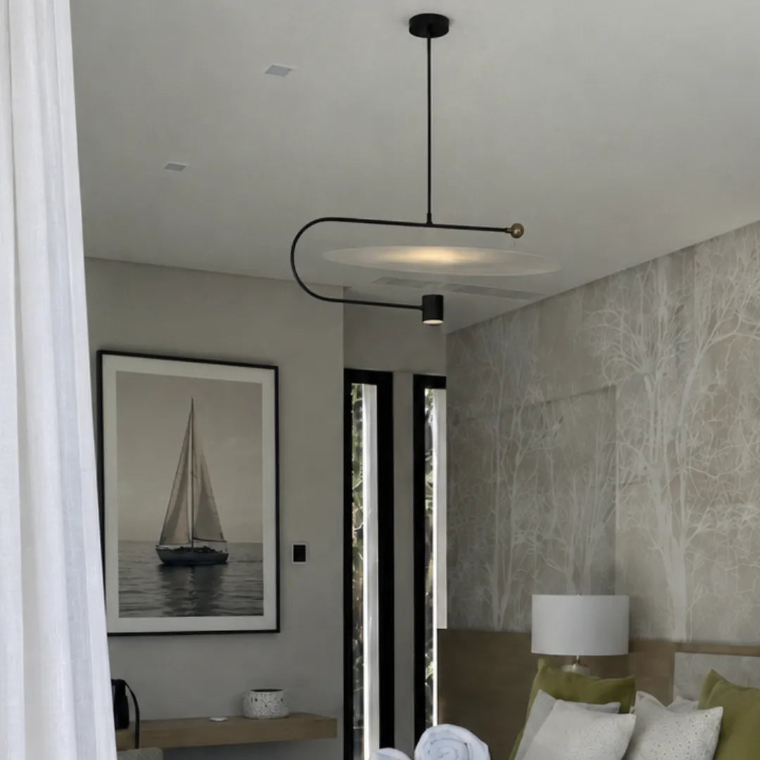 Pendente disco preto aceso em quarto de tons neutros com quadro de veleiro e cortina clara — Luminária Pendente Disco Metal LED Minimalista Eclipse — Tonzi
