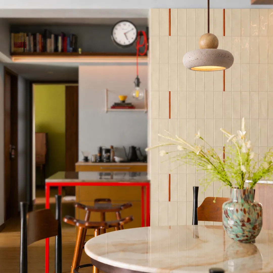 Pendente Tera em travertino e madeira em quarto Organic Modern com luz quente — Pendente Travertino Tera — Tonzi