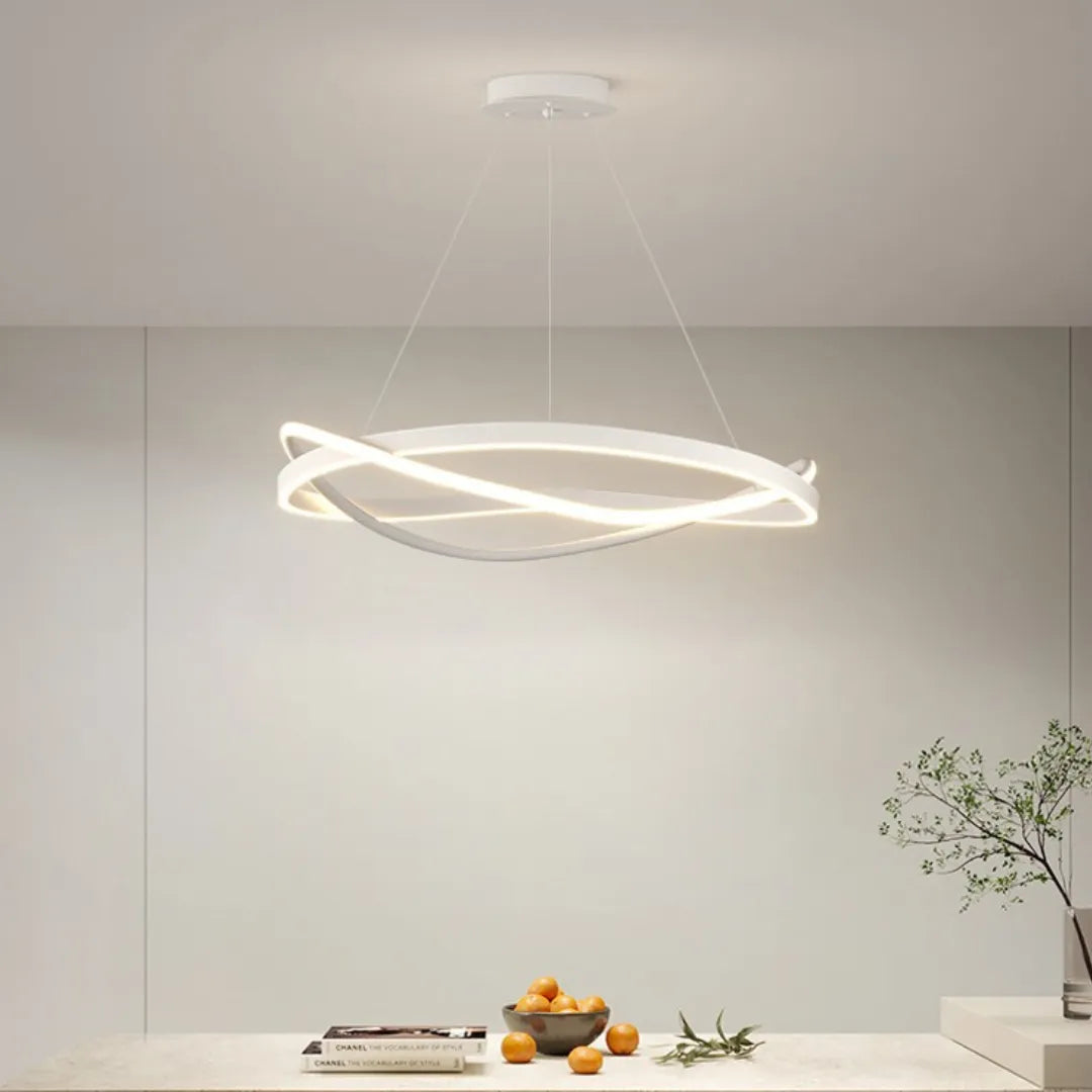 Luminária pendente LED em anel na cor branca sobre ambiente minimalista com mesa clara e ramo verde — Luminária Pendente LED Anel Ajustável Moderno — Tonzi