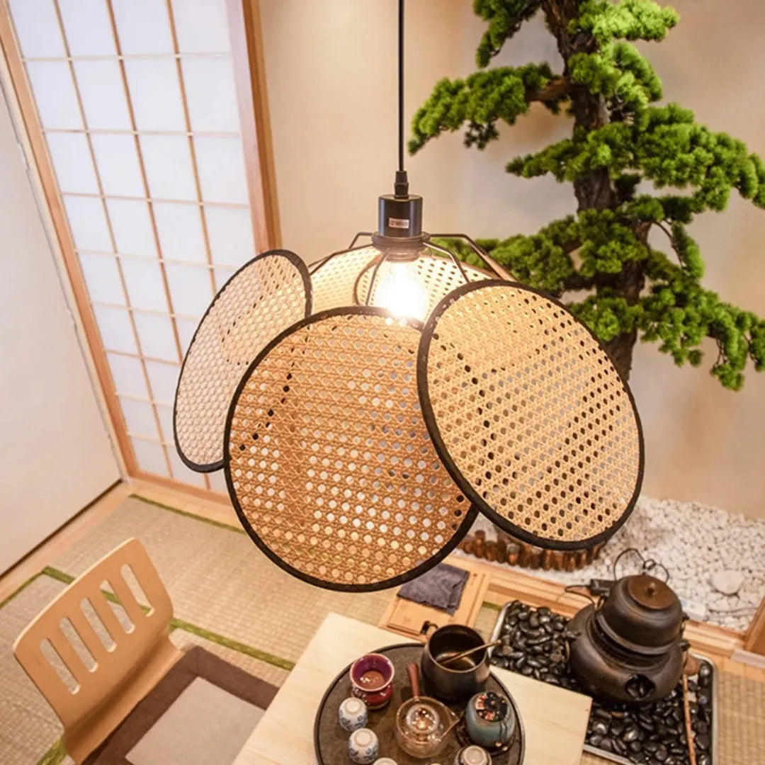 Vista lateral do pendente em rattan com LED — Pendente Rattan Flor — Tonzi