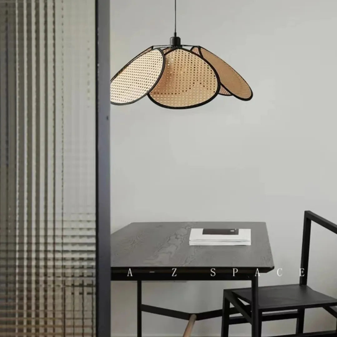 Pendente em rattan instalado em quarto Japandi — Pendente Rattan Flor — Tonzi