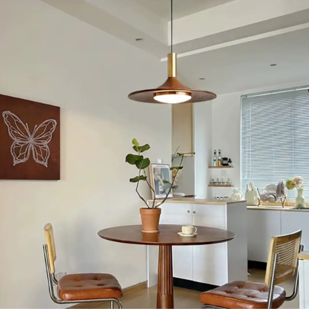 pendente marrom e dourado sobre mesa de jantar luz aconchegante