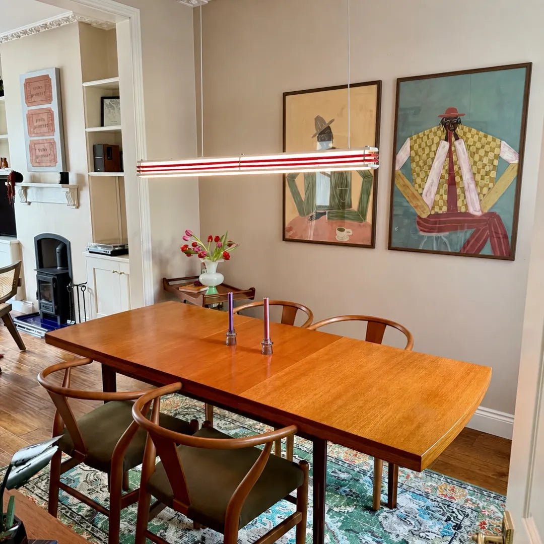 Pendente Linea instalado em sala de jantar integrada com paleta neutra e luz quente — Luminária Pendente Linear LED Sala de Jantar Moderna Linea — Tonzi