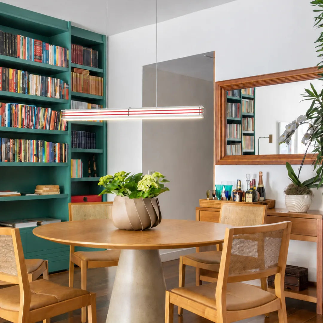 Pendente Linea aceso sobre balcão em sala de estar moderna com sofá ao fundo — Luminária Pendente Linear LED Sala de Jantar Moderna Linea — Tonzi