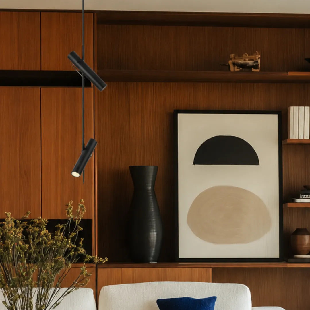 Pendente preto com spots rotativos em sala com estante de madeira nogueira, quadro abstrato e cadeira bouclê branca — Luminária pendente metal LED rotativa moderna Orbi — Tonzi
