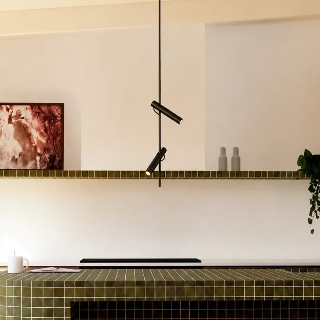 Pendente preto com spots rotativos sobre bancada de cozinha em pastilhas verde-oliva com prateleira branca e quadro abstrato — Luminária pendente metal LED rotativa moderna Orbi — Tonzi