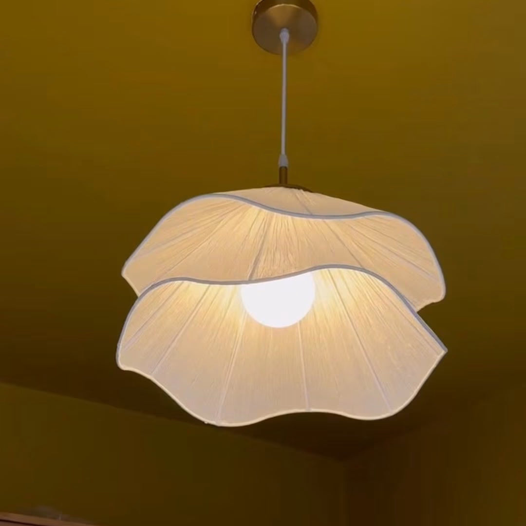 Luminária Pendente Moderna Flor em Tecido acesa, design floral (close da luminária)