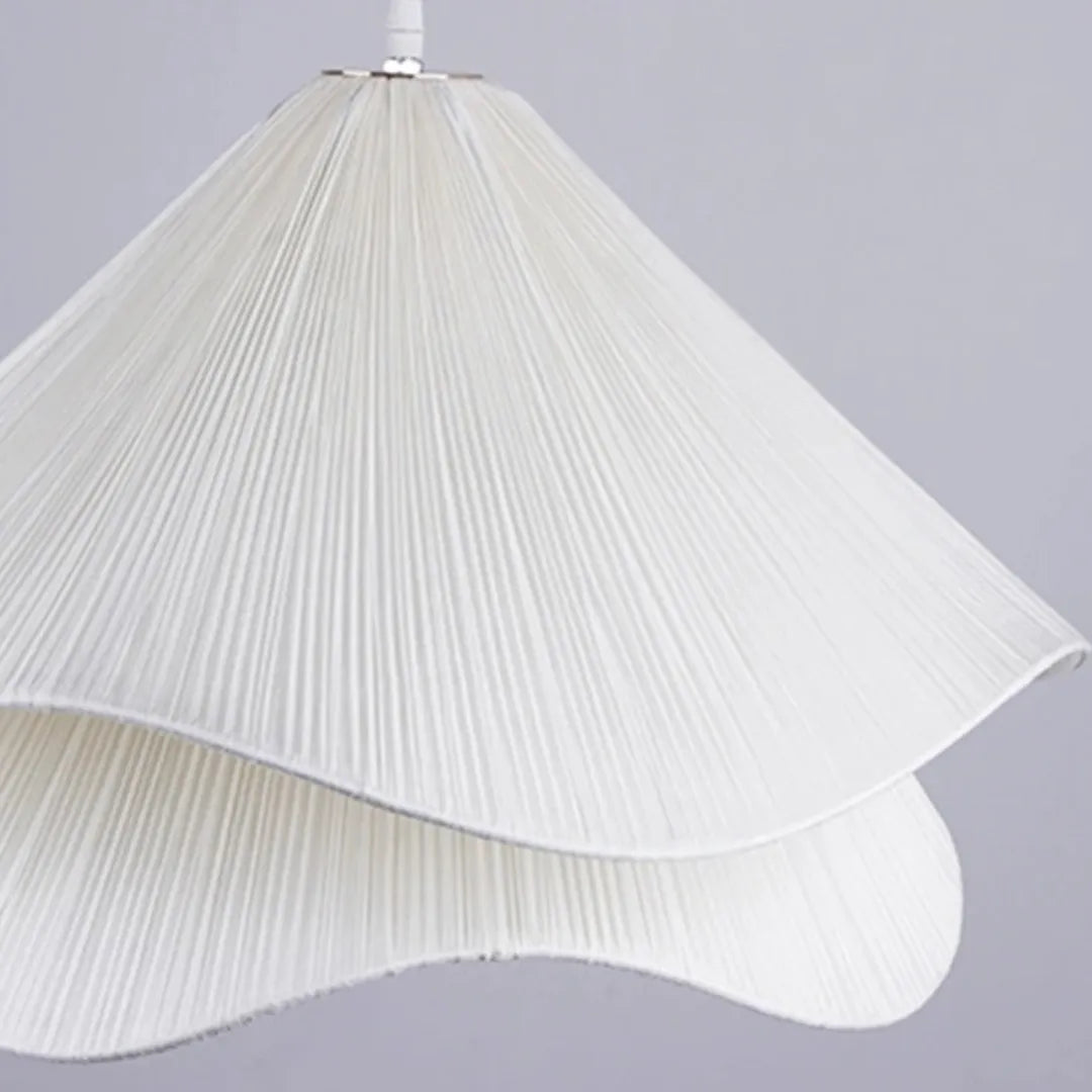 Luminária Pendente Moderna Flor em Tecido com design elegante e moderno, em material de tecido branco.