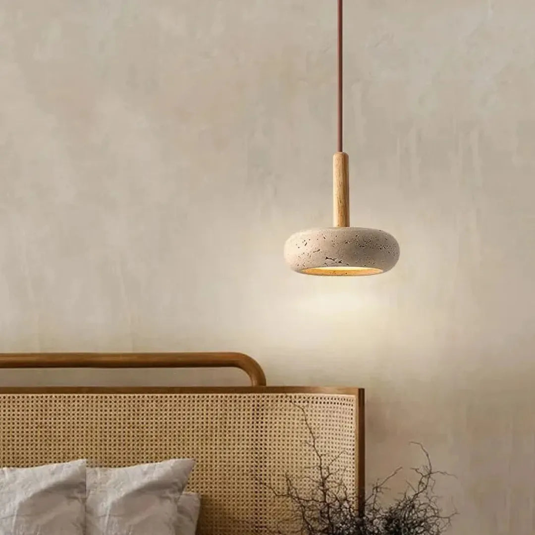 Vista lateral do pendente em travertino com madeira — Pendente Travertino LED — Tonzi