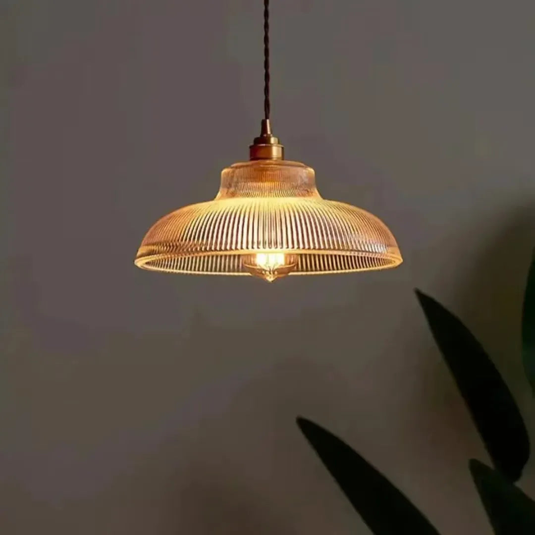 Luminária pendente nórdica em ambiente Japandi com luz quente — Tonzi