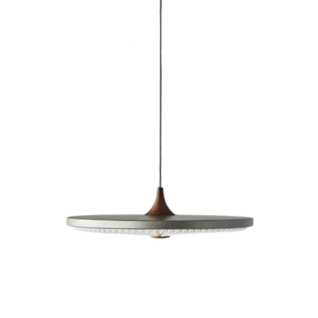 Luminária pendente Eryon em alumínio e acrílico com LED em fundo branco — Tonzi