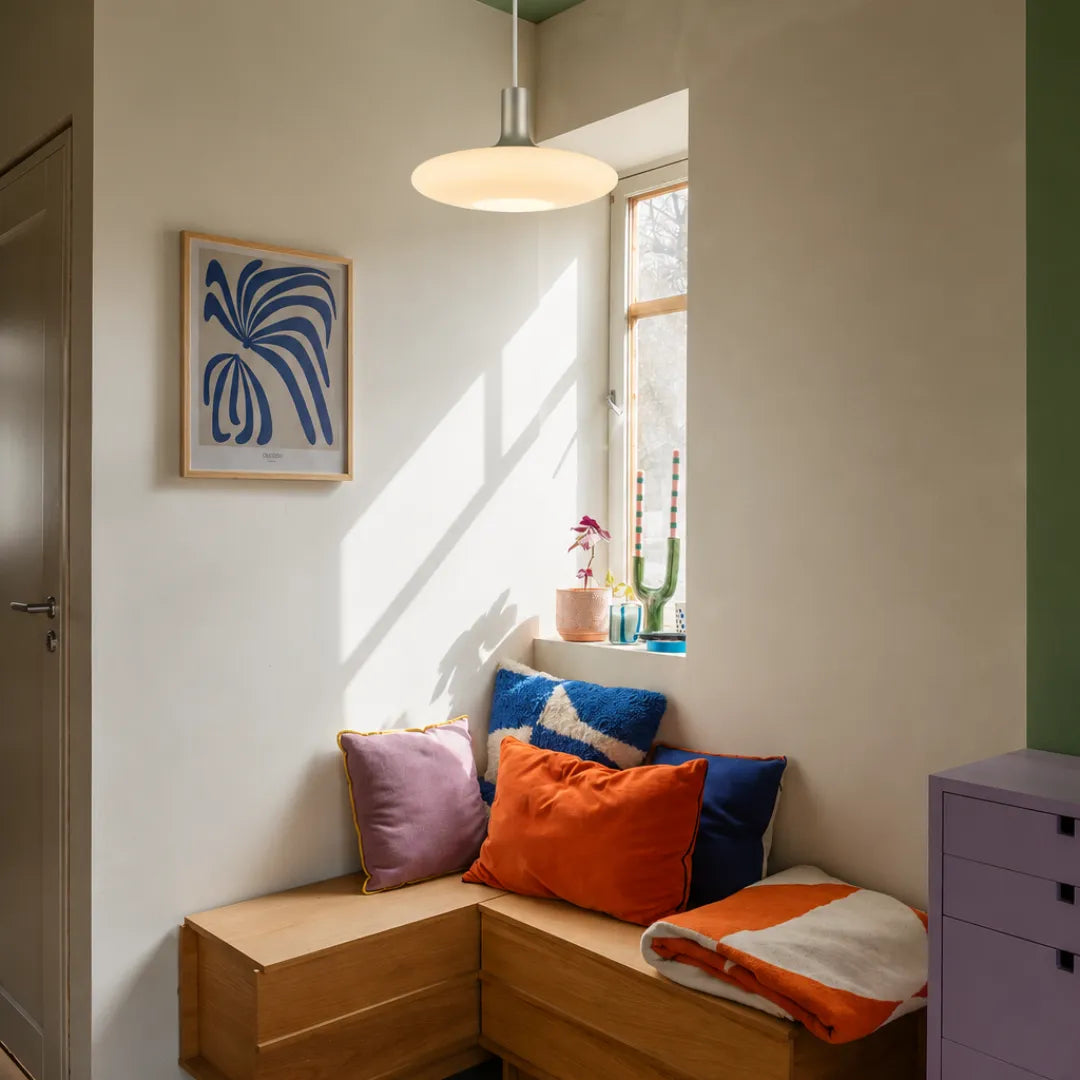 Pendente Atlas em sala de jantar contemporânea com luz quente difusa — Pendente Nórdico Vidro LED Atlas — Tonzi