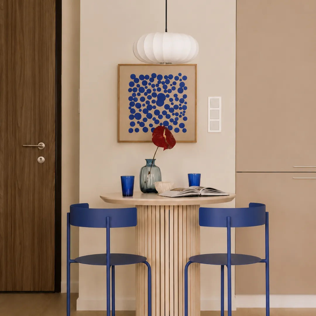 Pendente em seda branca sobre mesa de canto bege ripada com cadeiras azuis em sala de jantar contemporânea — Luminária pendente seda abóbora wabi sabi Hina — Tonzi