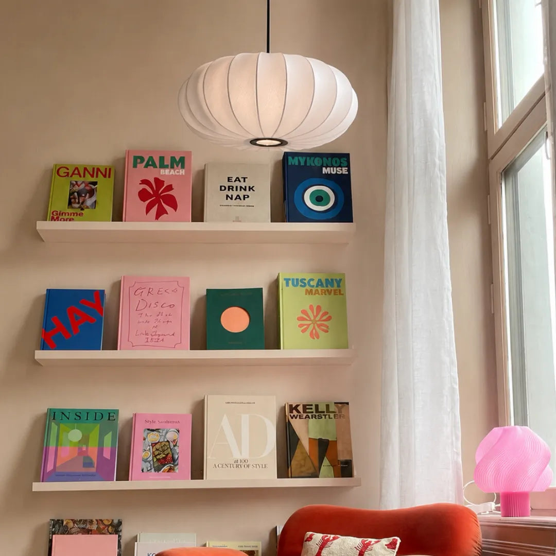 Pendente em seda branca em canto de leitura iluminado por janela com prateleiras de livros e revistas — Luminária pendente seda abóbora wabi sabi Hina — Tonzi