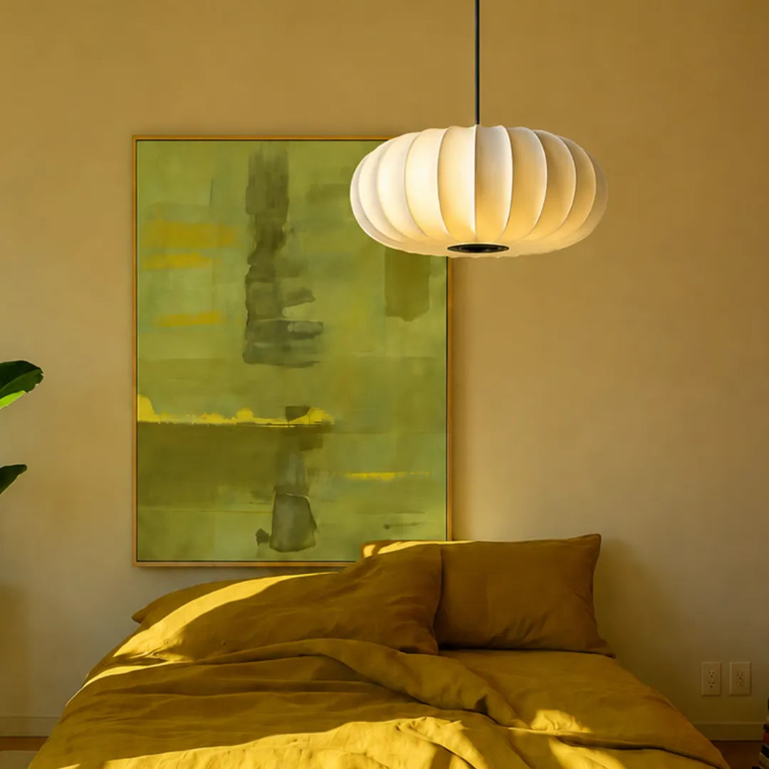 Pendente em seda branca em sala intimista com parede verde-musgo e quadro abstrato — Luminária pendente seda abóbora wabi sabi Hina — Tonzi