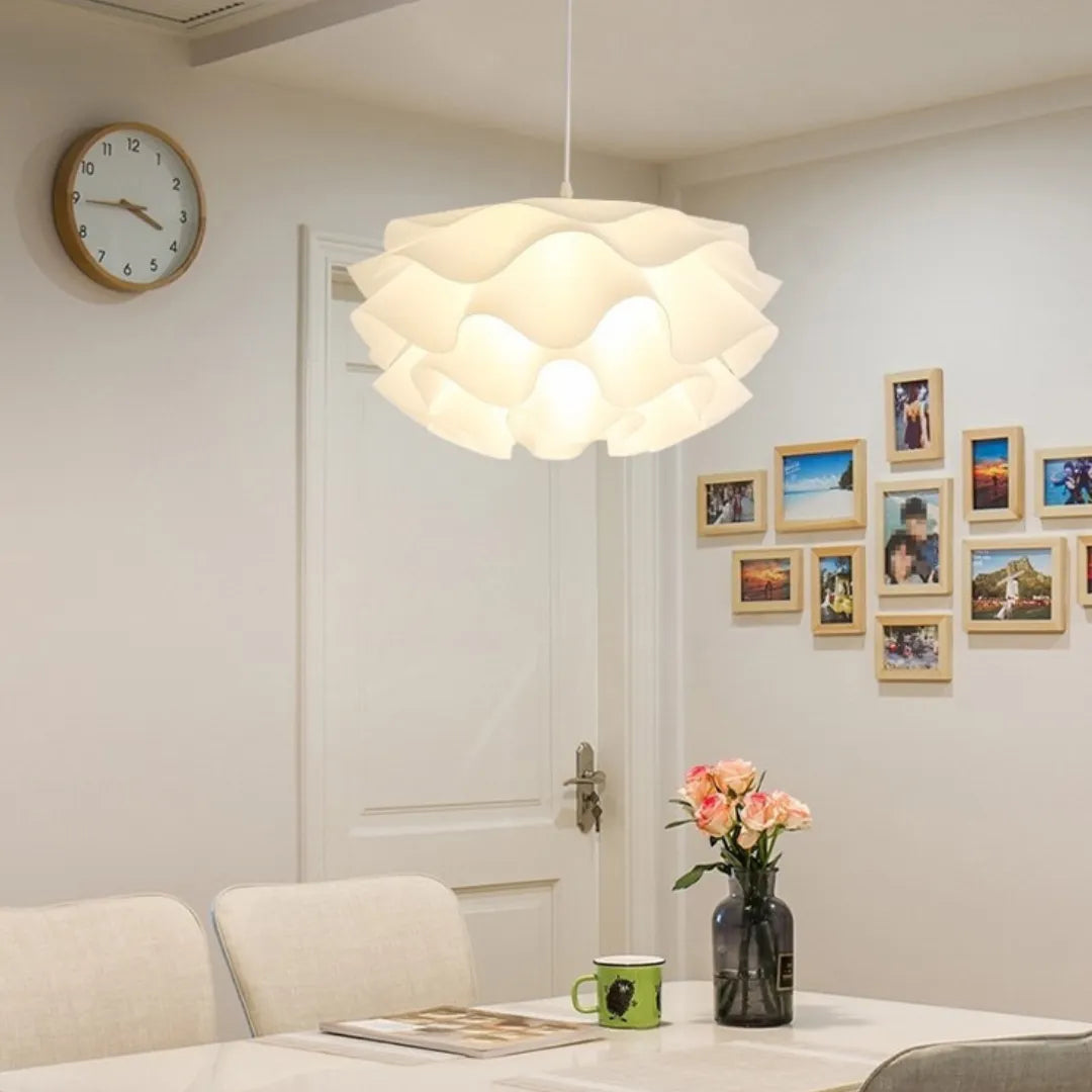 Detalhe em close das pétalas onduladas de tecido branco da cúpula — Luminária Pendente Tecido LED Minimalista Kaito — Tonzi