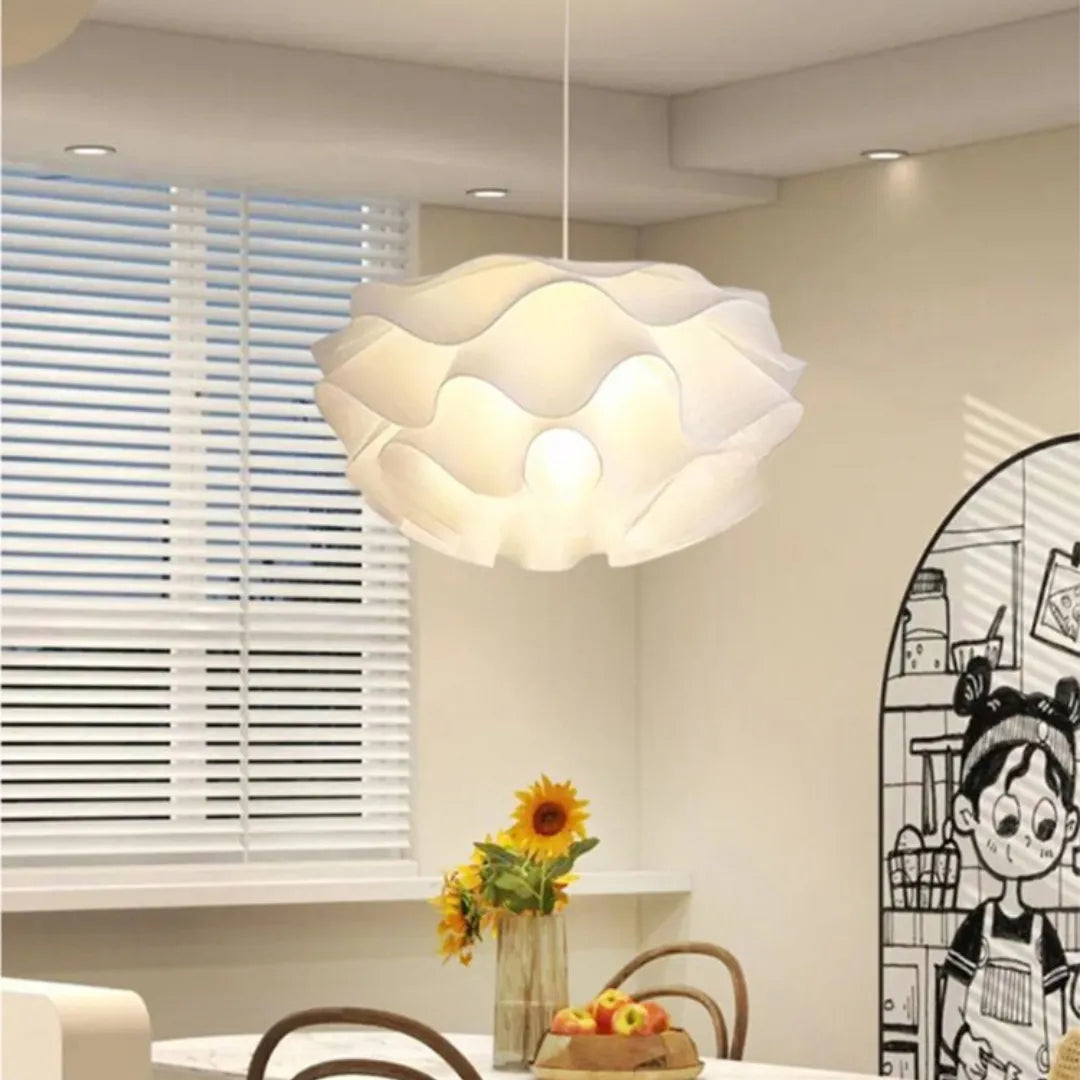 Pendente de pétalas brancas aceso sobre mesa em cozinha clara com persianas e vaso de girassóis — Luminária Pendente Tecido LED Minimalista Kaito — Tonzi