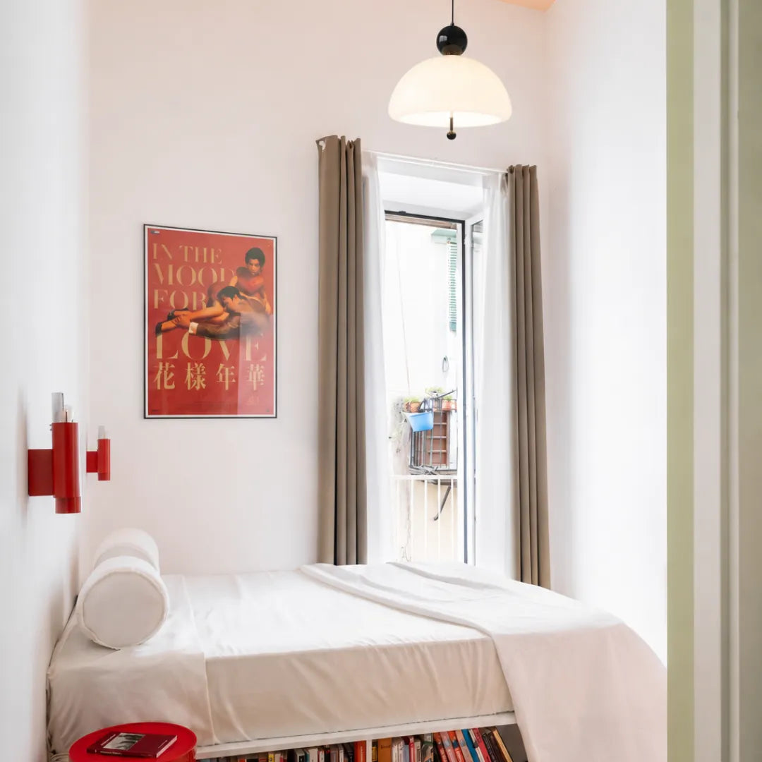 Pendente Voga em vidro creme com luz suave difusa sobre superfície de jantar ou estudo — Luminária pendente vidro creme LED minimalista Voga — Tonzi
