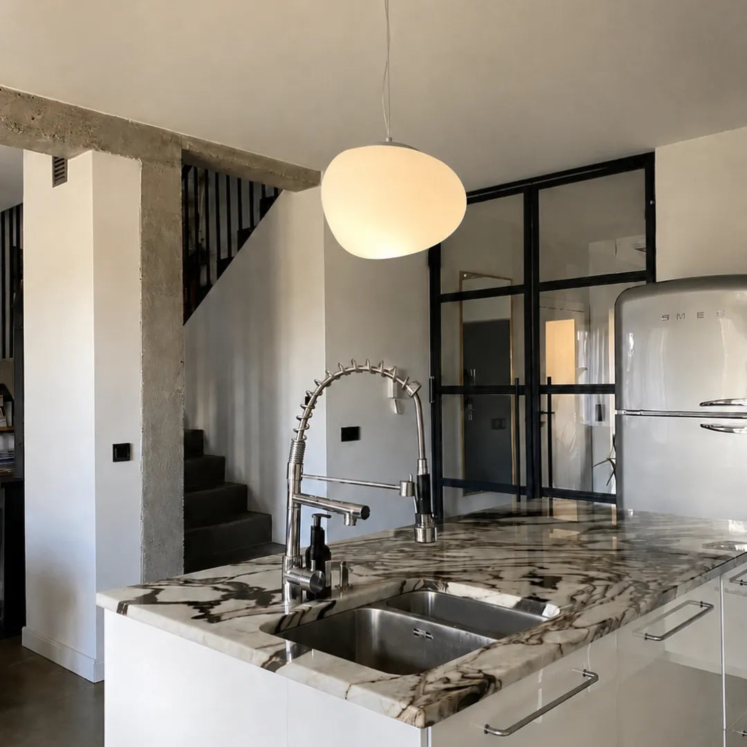 Pendente Sfera em sala de jantar com luz difusa italiana — Pendente Sfera Italiano — Tonzi