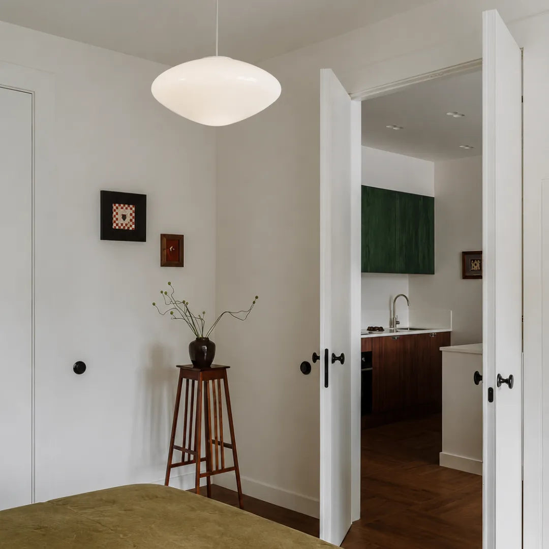 Pendente Köben em quarto contemporâneo com luz quente E27 — Tonzi