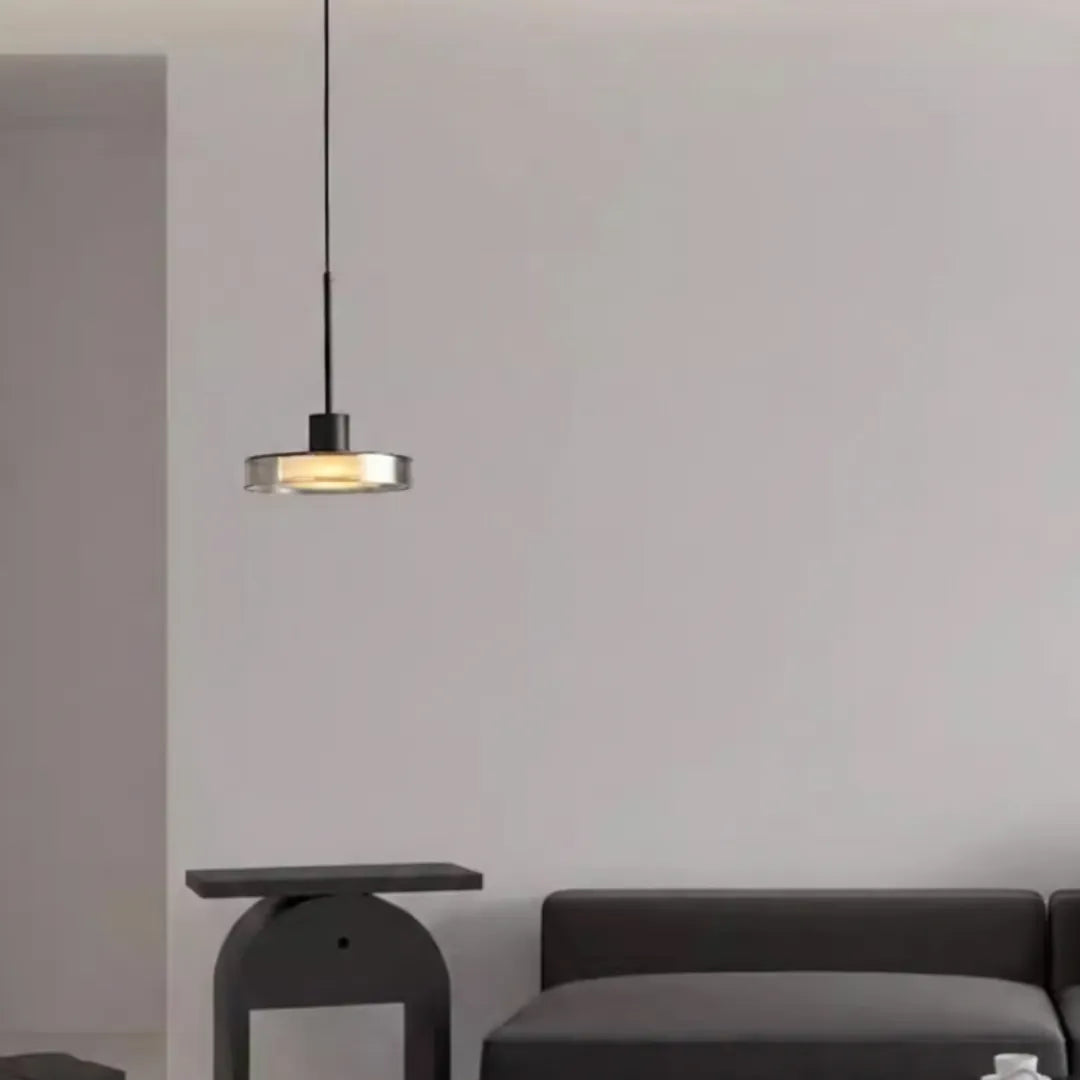 Detalhe do acabamento minimalista em vidro — Pendente Elira — Tonzi