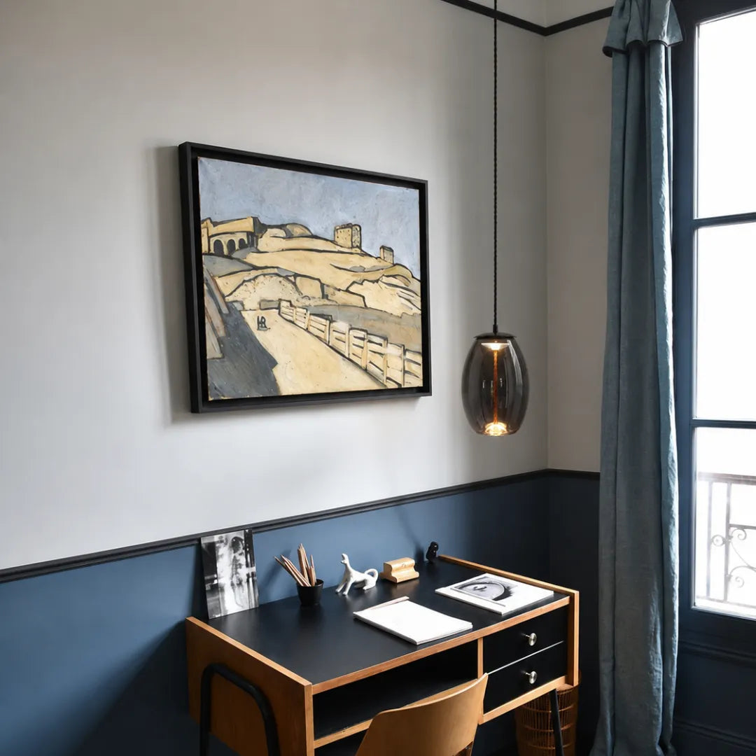 Pendente oval fumê Smoke Gray sobre escrivaninha em home office com boiserie azul e cortina — Luminária Pendente Vidro Soprado LED Minimalista Névoa — Tonzi