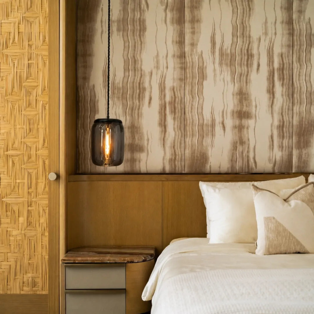 Pendente fumê como luz de cabeceira em quarto com marcenaria de madeira e palhinha — Luminária Pendente Vidro Soprado LED Minimalista Bruma — Tonzi