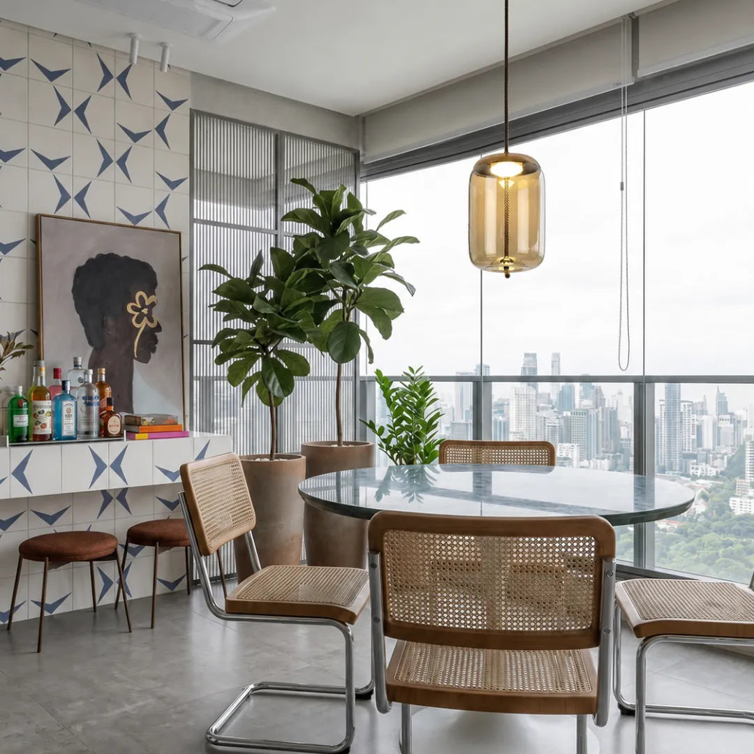Pendente âmbar Cognac sobre mesa de jantar de mármore em apartamento com vista para a cidade — Luminária Pendente Vidro Soprado LED Minimalista Bruma — Tonzi