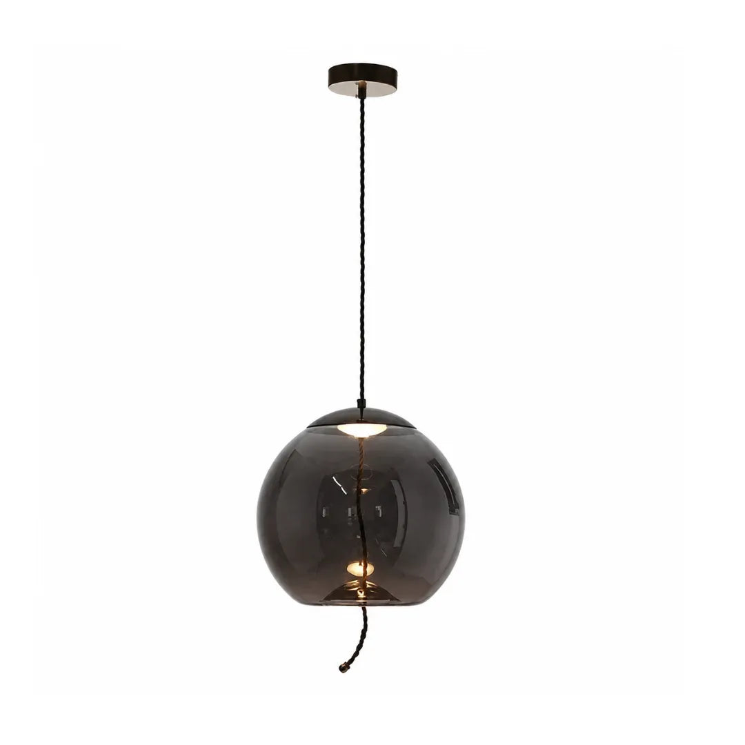 Pendente de vidro soprado esférico fumê Smoke Gray com canopla preta, em fundo branco — Luminária Pendente Vidro Soprado LED Moderna Brume — Tonzi