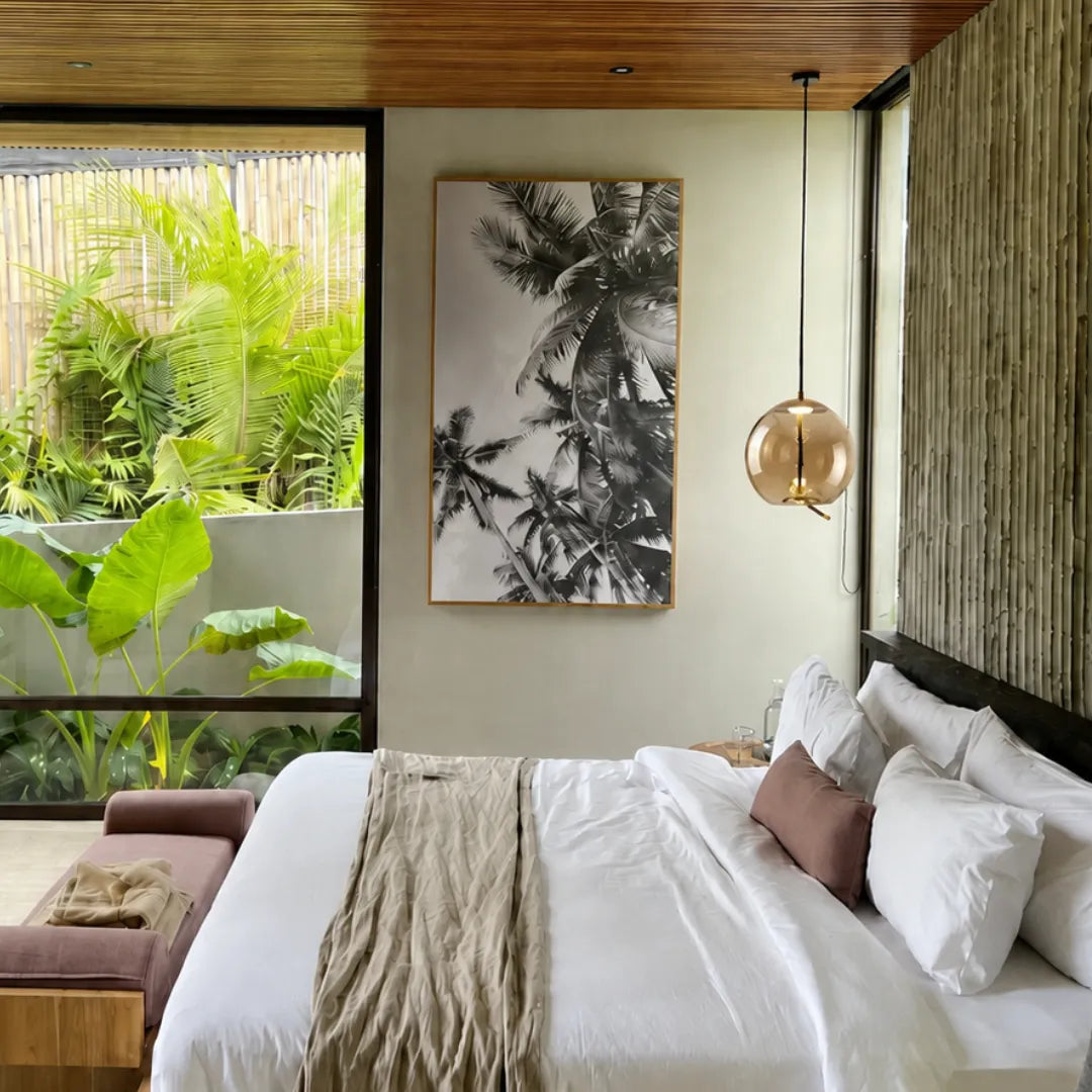Pendente esférico âmbar Cognac como luz de cabeceira em quarto tropical com parede de bambu e vista para o jardim — Luminária Pendente Vidro Soprado LED Moderna Brume — Tonzi