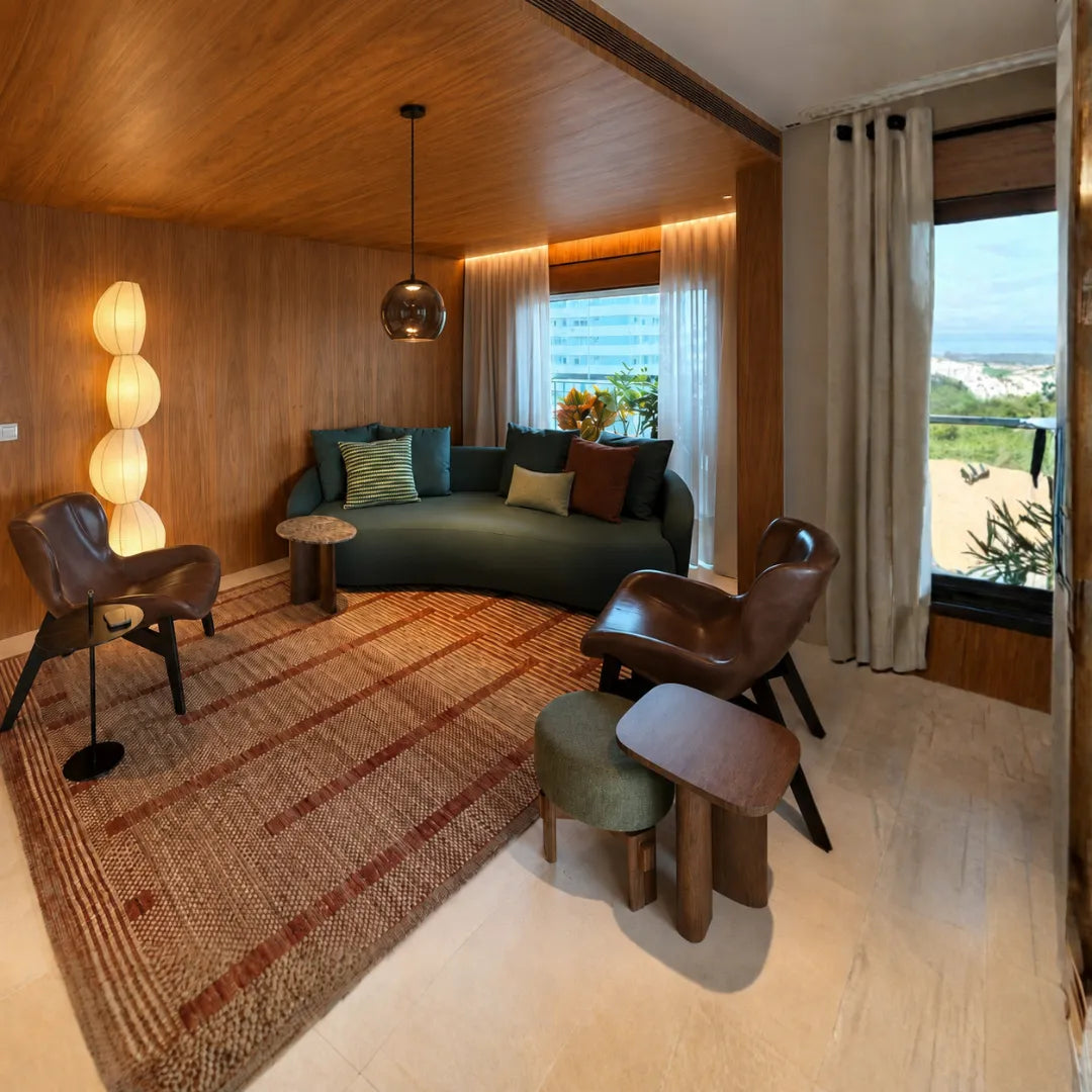 Pendente esférico âmbar Cognac em sala de estar com sofá verde, poltronas de couro e tapete de juta — Luminária Pendente Vidro Soprado LED Moderna Brume — Tonzi
