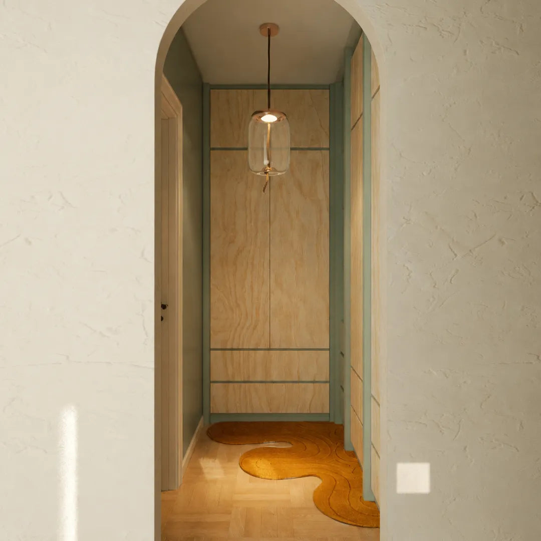 Pendente de vidro cilíndrico aceso em corredor com arco e marcenaria de madeira clara — Luminária Pendente Vidro Transparente LED Minimalista Clara — Tonzi