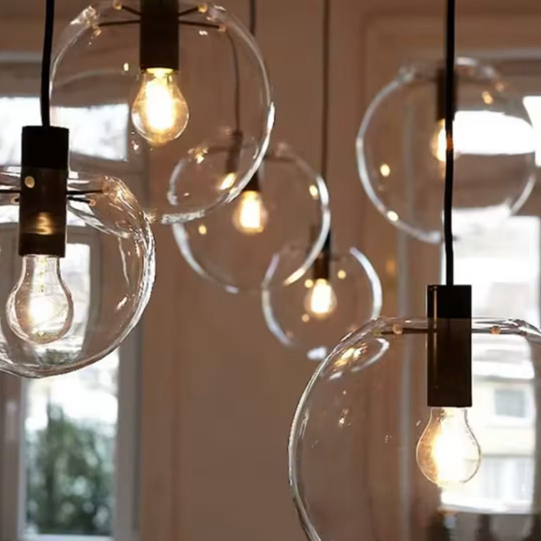 Luminária pendente vidro Kaelix em sala de jantar com luz branca quente E27 — Luminária Pendente Vidro Kaelix — Tonzi