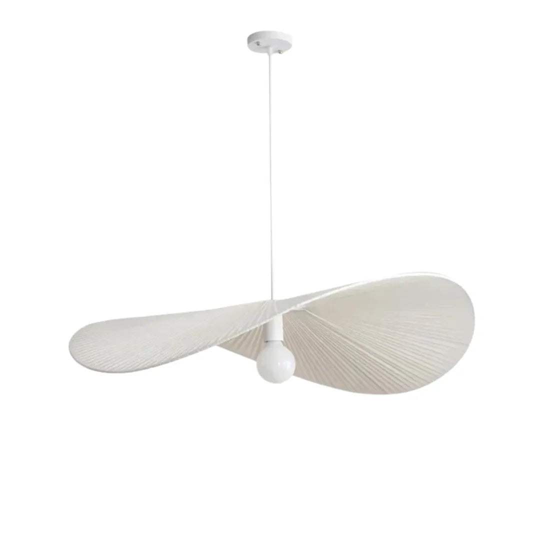 Luminária pendente em vime tom bege claro, acabamento natural, formato orgânico visto de perfil, fundo branco — Luminária pendente wabi sabi tecido japonês Kaori — Tonzi