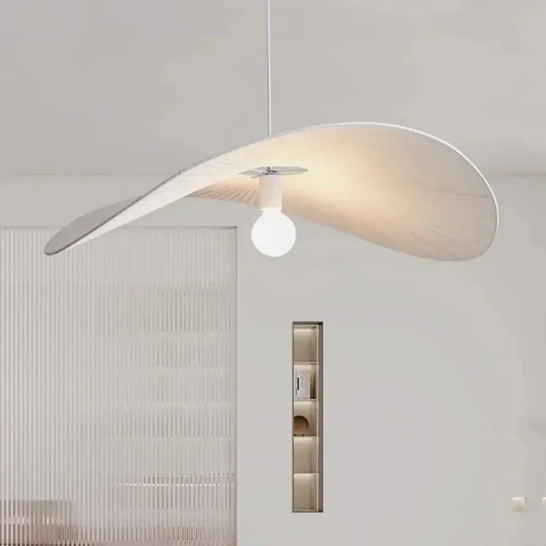Detalhe do trançado à mão em vime do pendente Kaori — Tonzi