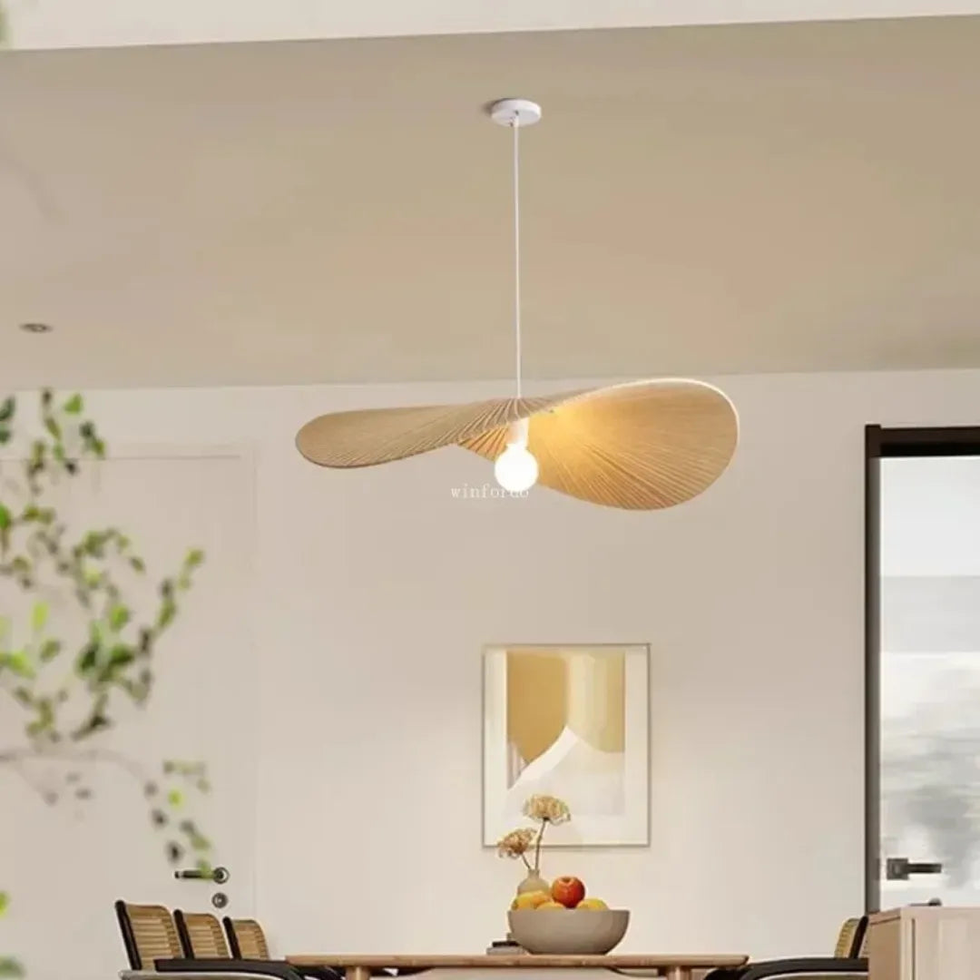 Luminária pendente em vime sobre mesa de jantar com lâmpada acesa, sala decorada com planta e quadro ao fundo — Luminária pendente wabi sabi tecido japonês Kaori — Tonzi