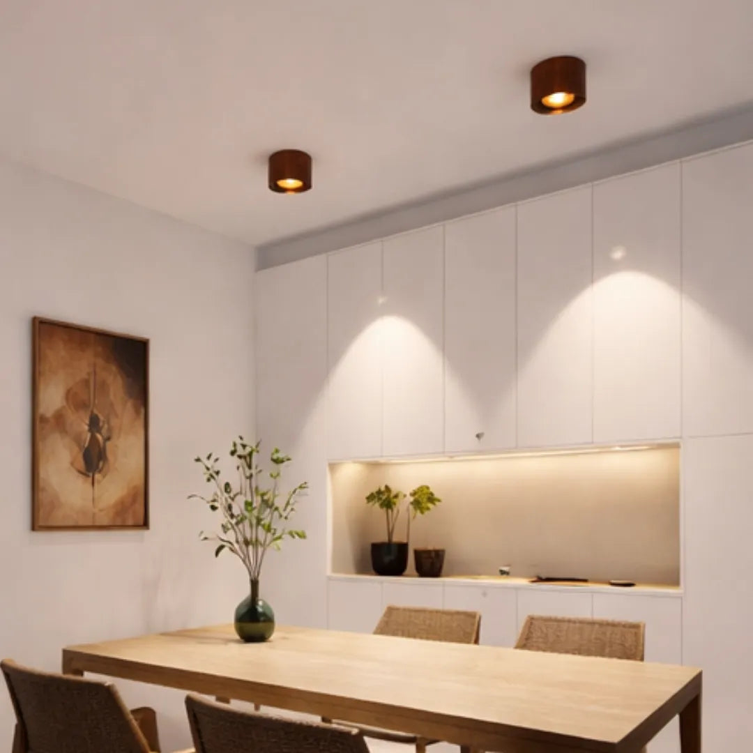 Plafons instalados no teto de sala de jantar moderna com mesa e armários brancos — Luminária Plafon LED ultrafino rotativo Nivor — Tonzi