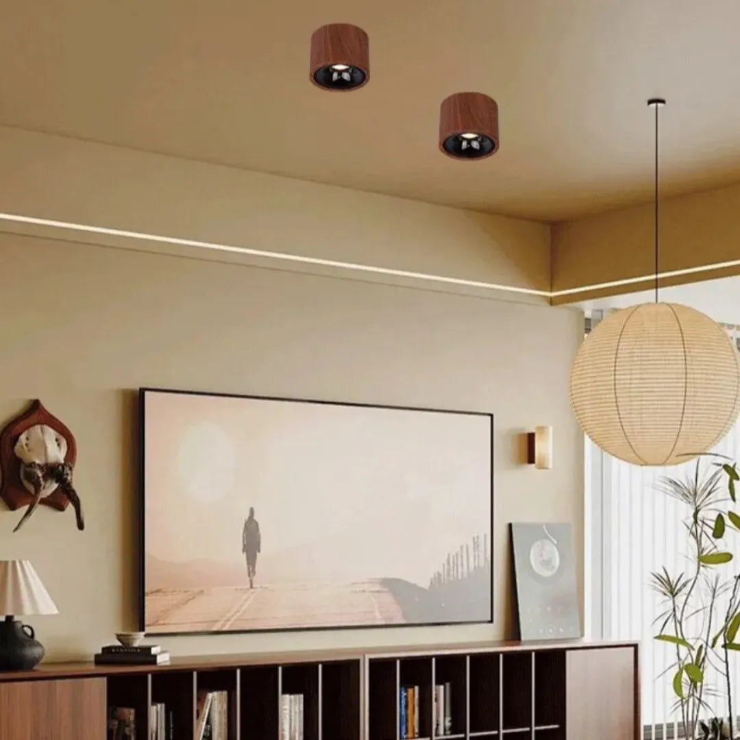 Plafons instalados no teto de sala de estar com TV e estante em tons terrosos — Luminária Plafon LED ultrafino rotativo Nivor — Tonzi